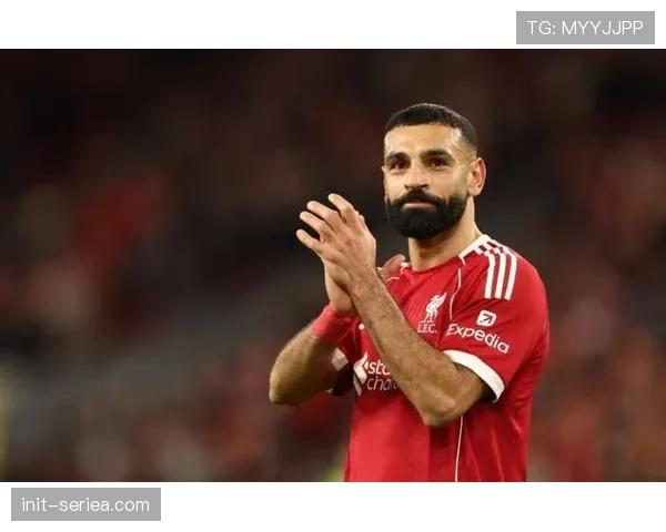 球迷镜头：安菲尔德KOP看台展示巨型TIFO，致敬即将离队的萨拉赫